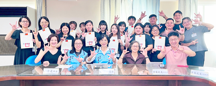 「金門縣113年度手語翻譯員基礎訓練班」舉辦學員成果展,社會處長黃雅芬、金門縣康復之友協會理事長章美龍到場期勉結訓學員。(金門縣康復之友協會提供)