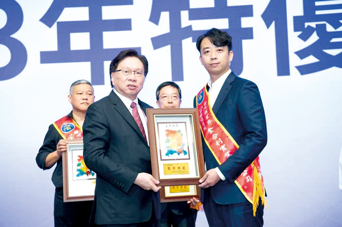 金合利實業有限公司榮獲全國商人節表揚「特優商號」。(縣商會提供)