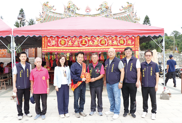 金門縣議長洪允典率議會團隊赴新頭伍德宮上香。(議會提供)