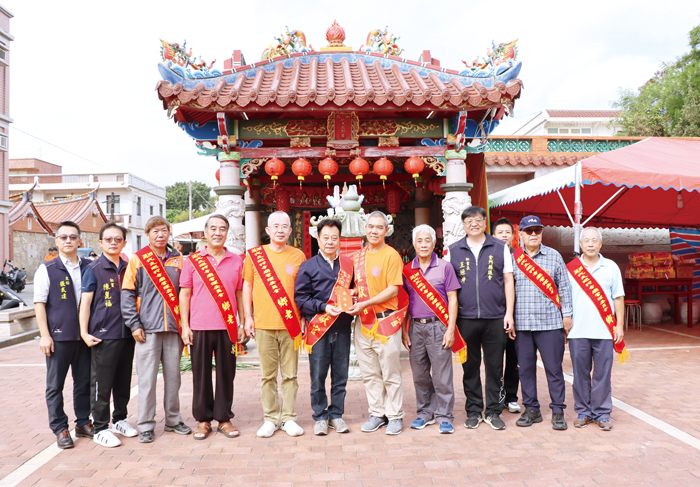 金門縣議長洪允典率議會團隊赴泗湖代天巡狩廟上香。(議會提供)