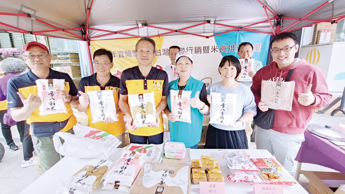 宜蘭市農會在金門縣農會中心前舉辦宜蘭雪山米展售活動,宜蘭市農會總幹事謝立賢(左三)與金門縣農會理事長許玉昭(右三)向民眾強力推薦。(莊煥寧攝)