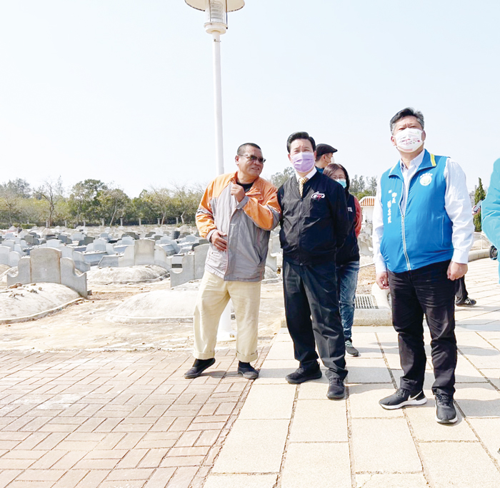 縣長陳福海先前曾視察各鄉鎮墓區,研商生命園區等相關事宜。
(縣府提供)