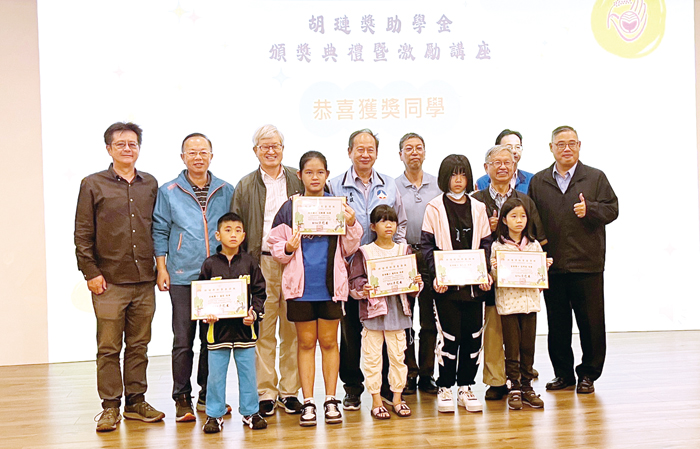 縣府參議呂清福與各界來賓頒獎表揚得獎同學。(高凡淳攝)