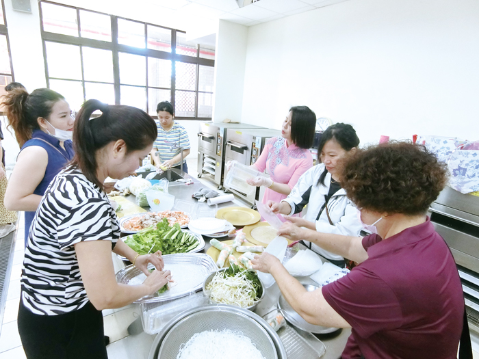 擁抱幸福-多國文化講座,學習越南文化。(家教中心提供)