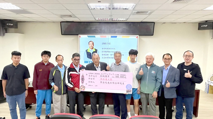 金城國中傑出校友歐陽自坤返校捐款三十萬元，為城中六十週年校慶喝采。（金城國中提供）