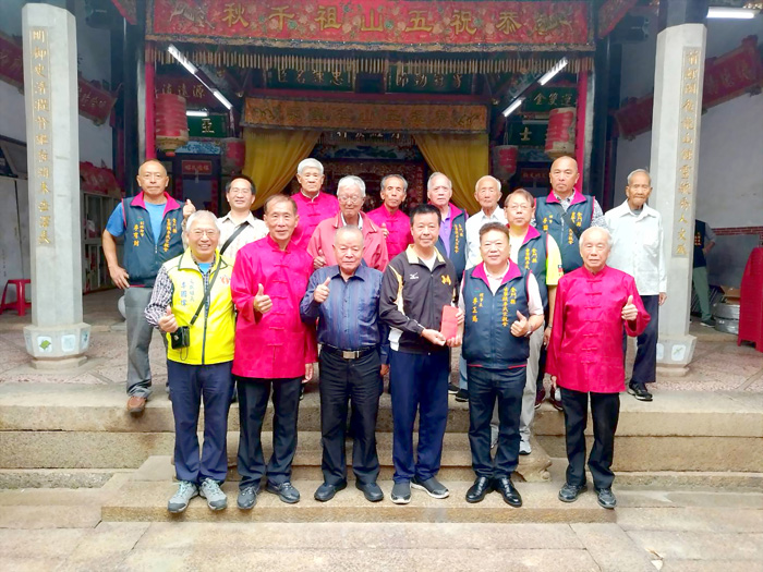 李氏紀念開閩始祖五州節度使隴西開國公五山祖誕辰,舉行祭祖,前縣長李炷烽(前排右三)致贈爐敬金,並和宗親合影。(李氏宗親會提供)
