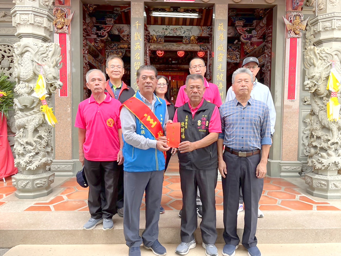 新頭伍德宮醮慶,金湖鎮長陳文顧率同仁前往參拜。(金湖鎮公所提供)