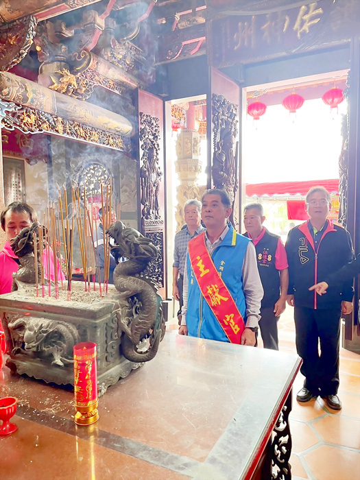 新頭伍德宮醮慶,金湖鎮長陳文顧率同仁前往參拜。(金湖鎮公所提供)