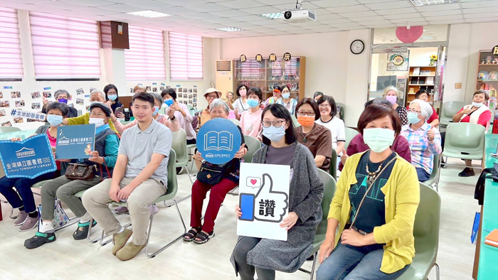 金湖鎮公所的健康醫療特色圖書館舉辦健康講座，邀請金門醫院骨科醫師洪慎吾擔任主講。（金湖鎮公所提供）