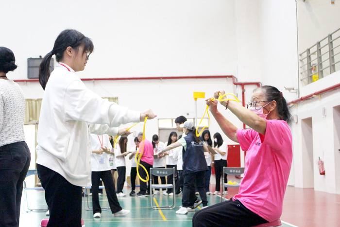 臺灣教育協會辦理一場「屬於高齡者的校慶運動會」，烈嶼鄉長洪若珊為所有高齡者運動員加油打氣。（臺灣教育協會提供）