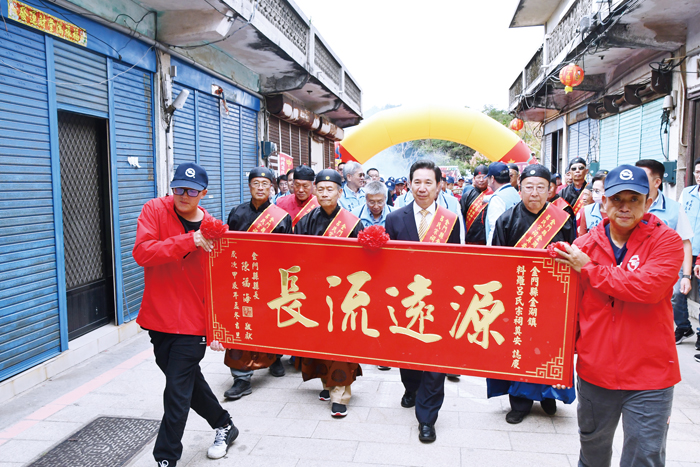 料羅呂氏宗祠奠安,縣長陳福海彩匾祝賀。(楊水詠攝)