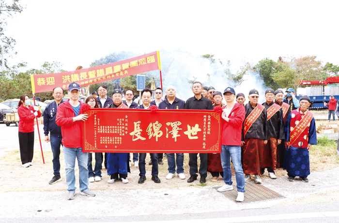 金湖鎮料羅呂氏宗祠奠安慶典,金門縣議會議長洪允典昨(13)日率領議會相關人員前往致賀。(議會提供)