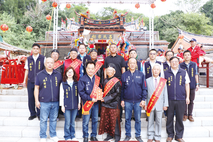 金湖鎮料羅呂氏宗祠奠安慶典,金門縣議會議長洪允典昨(13)日率領議會相關人員前往致賀。(議會提供)