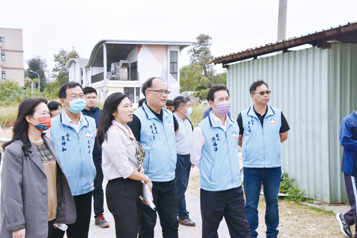縣長陳福海昨日前往賢庵國小實地會勘新建幼兒園教學大樓預建地。（李增汪攝）