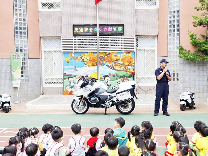 金城分局前往城幼，宣導交通安全。（金城分局提供）