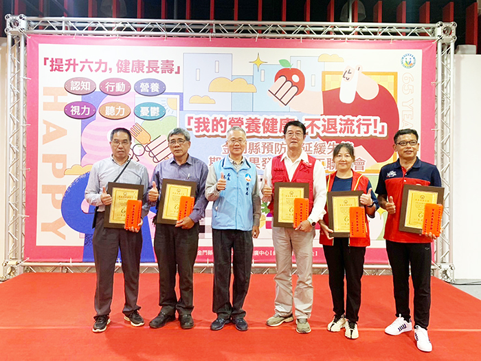 衛生局長蔡建鑫表揚在推動高齡友善環境上表現傑出的共餐據點。(衛生局提供)