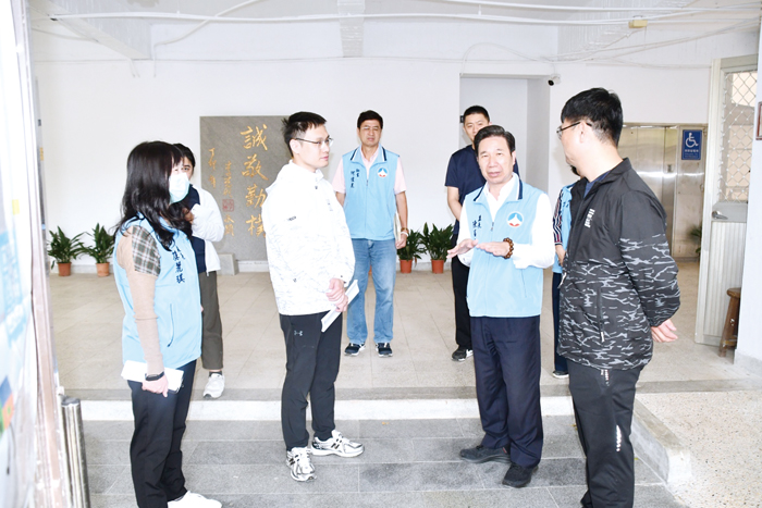 陳福海視察農工校園環境及教學設施,期改善教育設施與資源。(楊水詠攝)