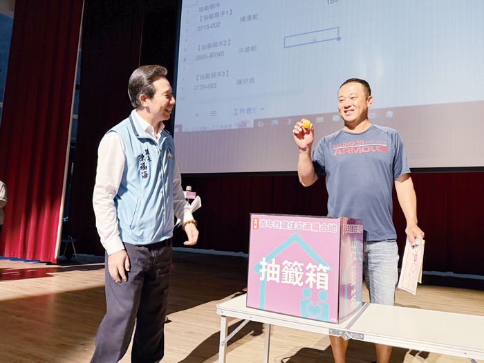 金門縣政府建設處昨辦理「金門縣青年自建住宅土地承購申請選地順序抽籤作業」，由縣長陳福海主持並啟動電腦系統選出現場抽籤順序。（陳麗妤攝）