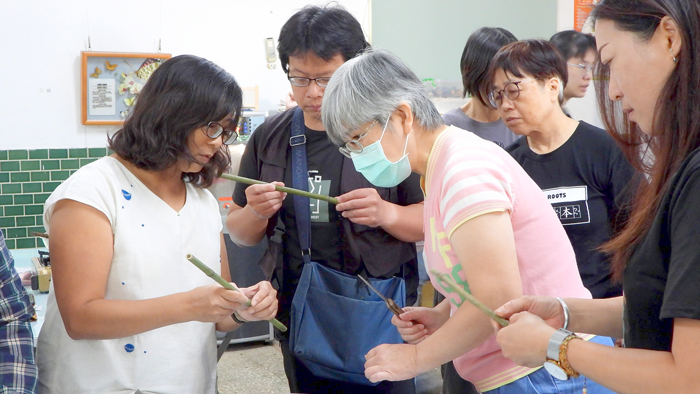 「金森‧金事」邀薛燕璘老師教做竹製沾水筆。
(林務所提供)