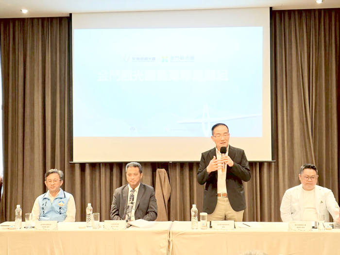 首任觀光圈產業聯盟會長由現任金湖飯店董事長吳秀光（右2）當選。（觀光處提供）
