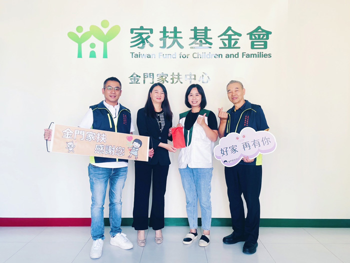 許燕輝、楊雅惠夫婦，連續十五年捐款家扶十萬元，贊助愛心園遊會的辦理。（家扶中心提供）