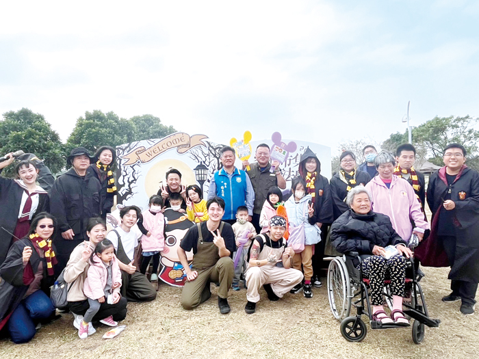 金寧鄉長楊忠俊與親子家庭、魔法師工作人員及表演團體合影,期待大家能享受歡樂的假日時光。(高凡淳攝)