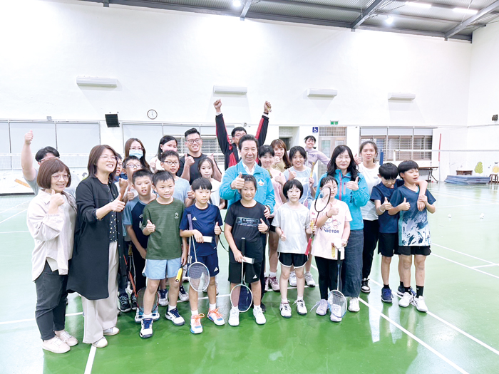 縣長陳福海走訪金鼎國小,關心學童的學習狀況。(教育處提供)