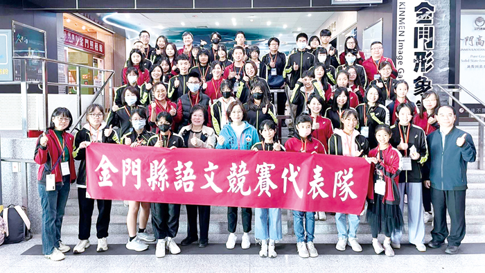 全國語文競賽赴台參賽,教育處副處長洪蘋萱(前排左六)送機,並於機場合影。(寧中小提供)