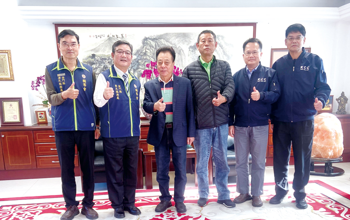 金門榮服處長劉信義（左二）與議長洪允典（左三）、議員石永城（右三）及議會服務團隊合影。（榮服處提供）