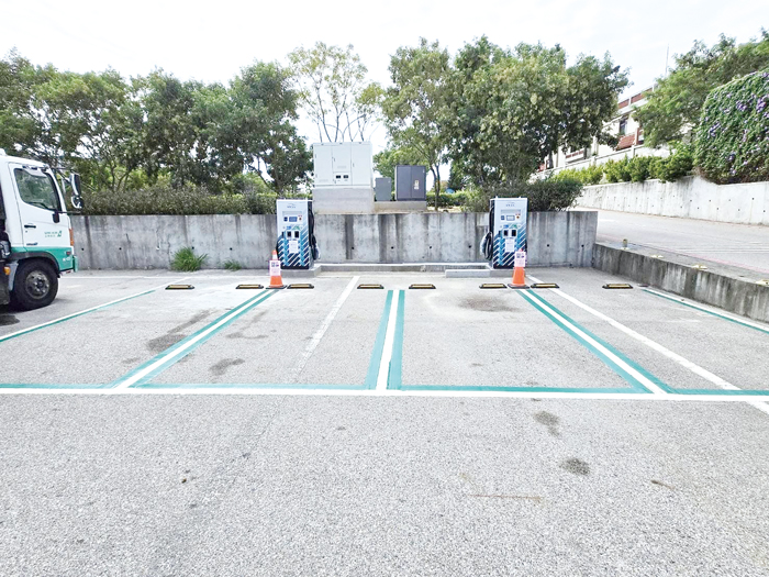 金門縣環保局停車場與尚義機場低碳館停車場，已設置快充充電樁服務點。（環保局提供）