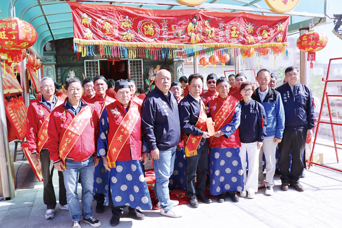 金湖鎮西村保蓮殿重建落成舉辦慶典,議長洪允典昨率團隊前往致賀。(議會提供)