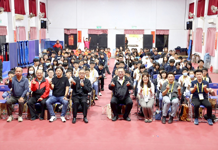 台北市龍門國中師生來金與烈嶼國中師生進行校際交流活動。(烈中提供)