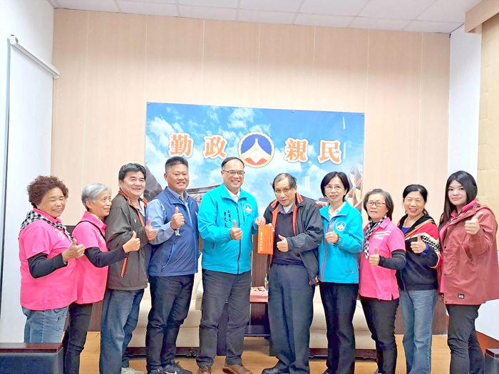 副縣長李文良致贈金寧鄉盤山村據點入圍社區金點獎團體獎程儀。（社會處提供）