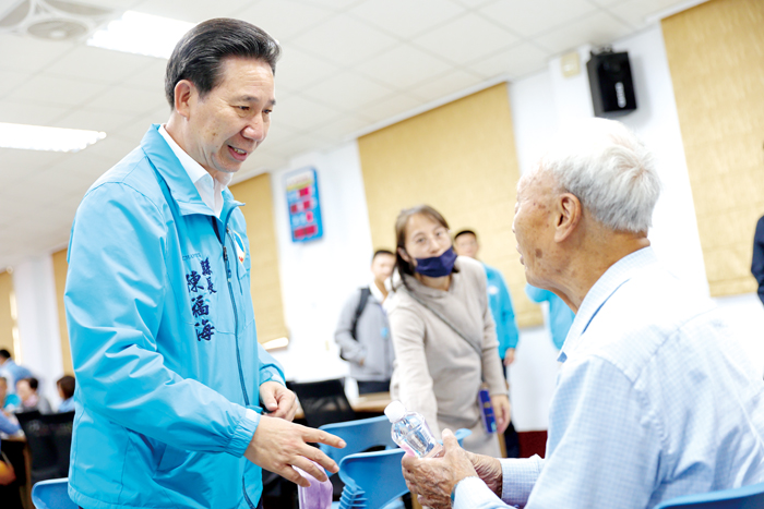 縣長陳福海親自傾聽民意、了解民瘼。(薛子軒攝)