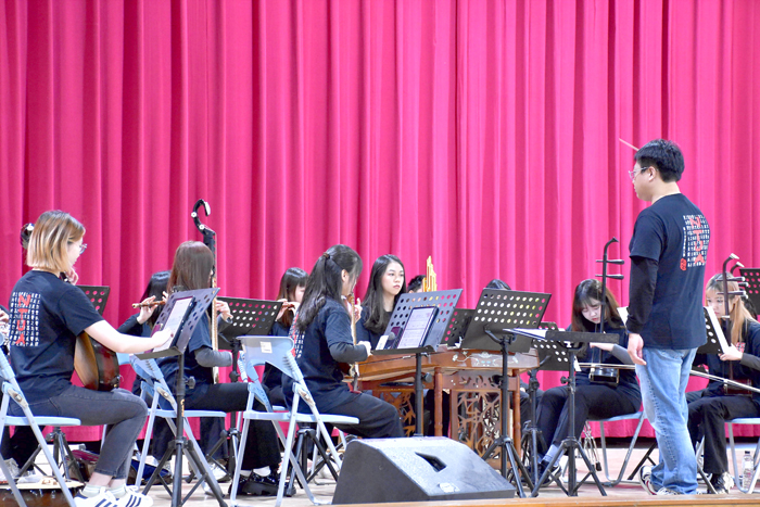 國立臺灣藝術大學中國音樂學系至金湖國中巡演,獲得師生熱烈回響。(湖中提供)