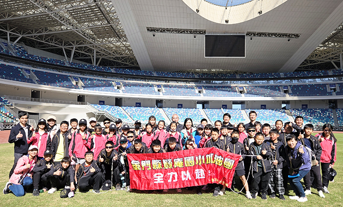 賢庵國小、多年國小參加海峽兩岸青少年棒壘賽榮獲冠軍殊榮。(賢庵國小提供)