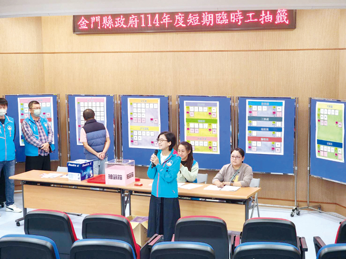 縣府昨日辦理臨時工抽籤作業，由副處長王茲繐主持。（許峻魁攝）