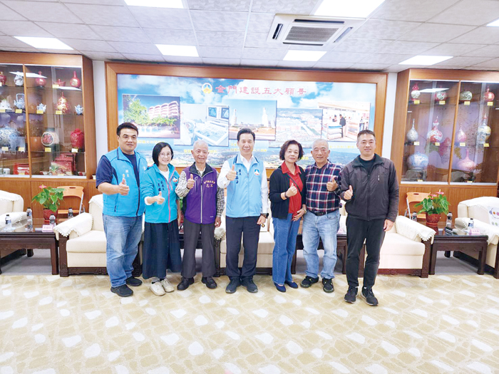 縣長陳福海頒發程儀，祝賀獲得志工表揚的鄉親。（許峻魁攝）