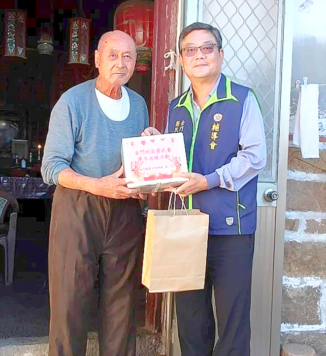 金門榮服處長劉信義率團隊慰問榮民眷，彰顯輔導會照顧與關懷美意。（榮服處提供）