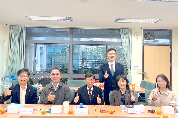 金門消防局戴紹恩副大隊長(後排站立者)以優異的成績成為清華大學跨院國際博士班金門班第一位博士。圖為他與學校師長合照。(清大金門教育中心提供)