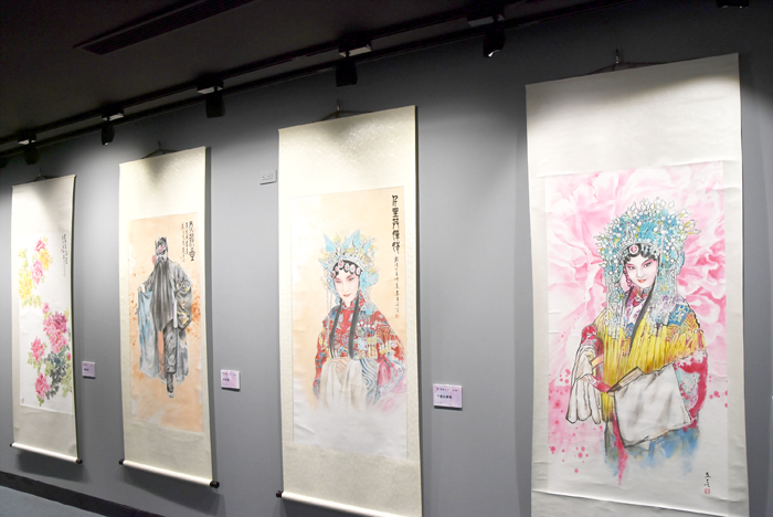 「筆情墨趣六人行」暨「陶情-金門縣陶藝學會名家聯展」、「金門縣攝影學會113年會員聯展」,昨日上午舉辦三項展覽聯合開幕式。(李增汪攝)