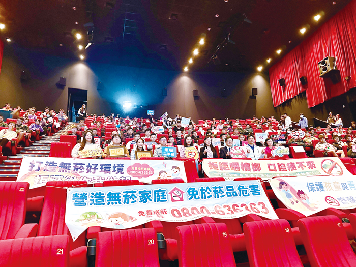 衛生局表揚「無菸校區周邊環境創意佈置競賽」得獎學校。（衛生局提供）