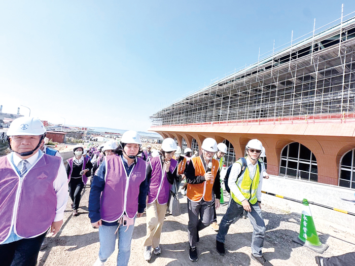 財政委員會參訪興建中的旅運中心。(立委陳玉珍提供)