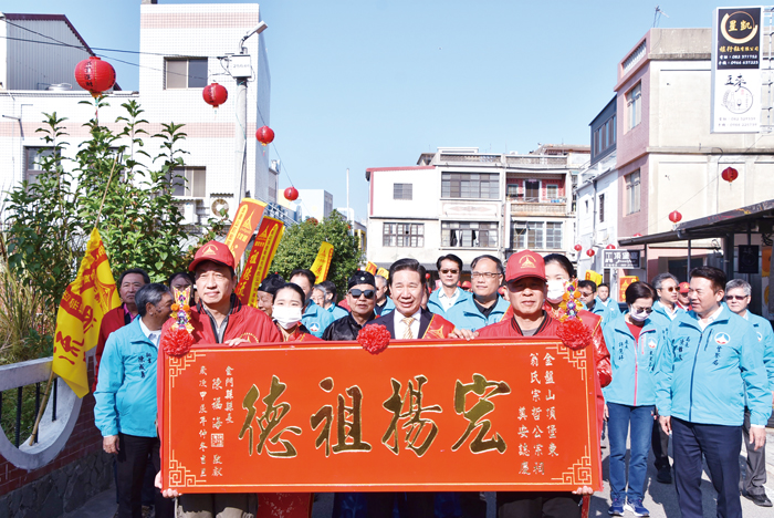 頂堡東翁氏奠安,縣長陳福海率同縣府主官管前往獻匾祝賀。(李增汪、陳麗妤攝)