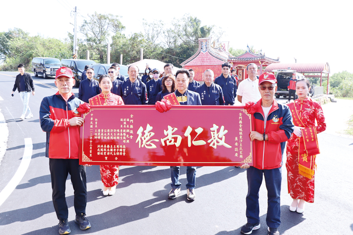 金門縣議長洪允典昨率議會團隊至東沙王氏家廟參加奠安慶典,並敬獻紅匾和爐敬金祝賀。(議會提供)