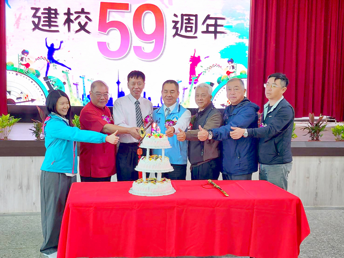 金沙國中慶祝五十九週年,與會貴賓切下生日蛋糕祝賀。(許峻魁攝)