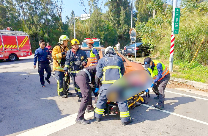 三多路與南機路口發生車禍，消防人員馳往救護。
（消防局第二大隊提供）