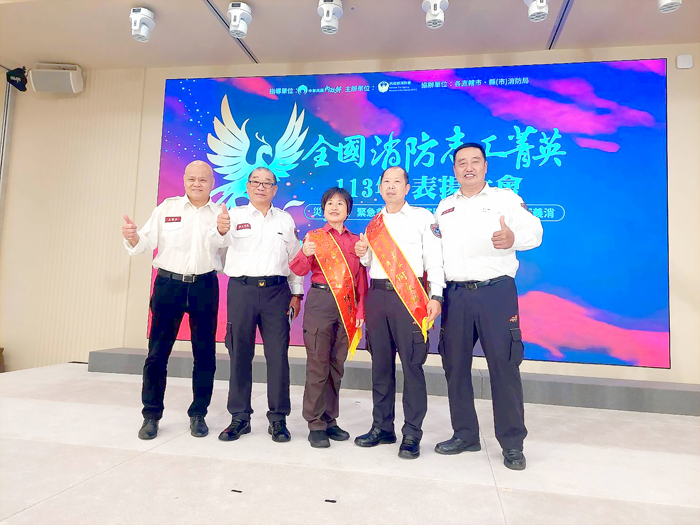 義消顏及人（左一）、張再發（左二）、林麗娟（中）、何永城（右二）、董明里（右一）。（消防局提供）