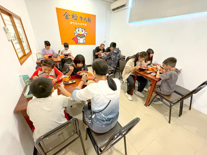 金橙牛肉麵老闆吳嘉鍛送溫暖,每月招待金門家扶受助家庭用餐。(家扶中心提供)