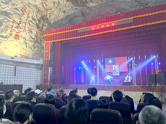 首次的「擎天廳坑道音樂會」7日下午在金防部擎天廳盛大演出。(陳冠霖攝)